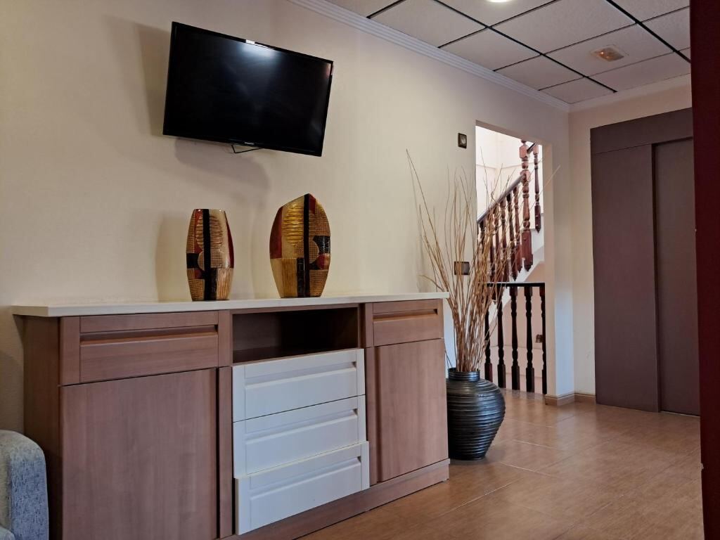 Shared lounge area with TV inside Hotel venta de Tébar