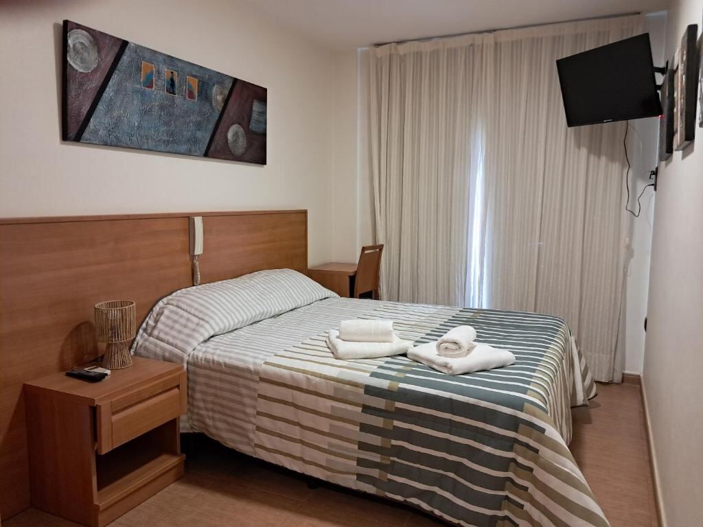Double room with private bathroom, balcony and mountain view at Hotel venta de Tébar