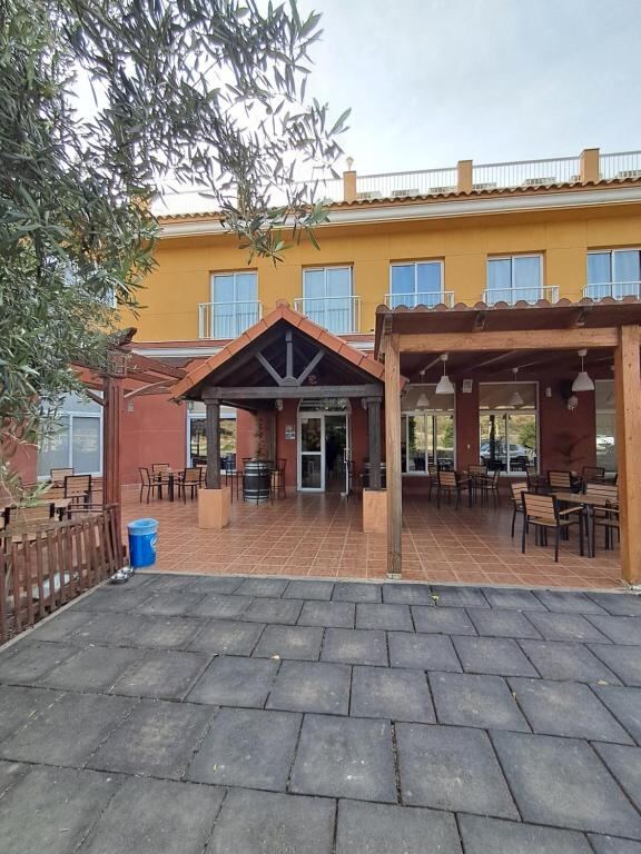 Hotel venta de Tébar seen from its shaded terrace entrance